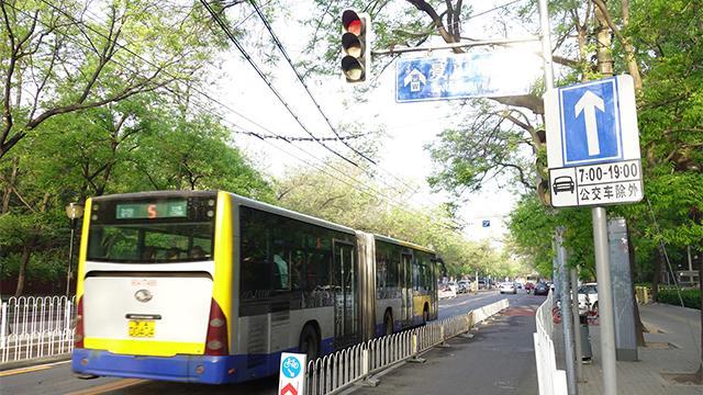 公交职工高效调整 保障市民顺利出行 公交职工高效调整 保障市民顺利出行