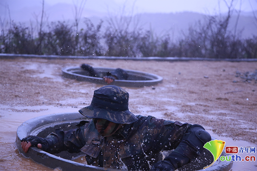 火箭军战士潜入蚂蚁窝。 中国青年网记者 卢冠琼 摄