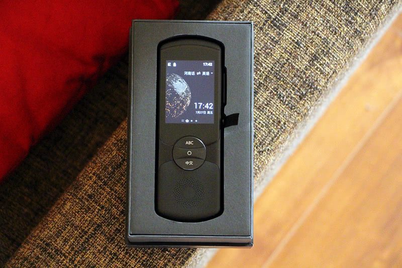 了它人人都能成为外交官?科大讯飞翻译机上