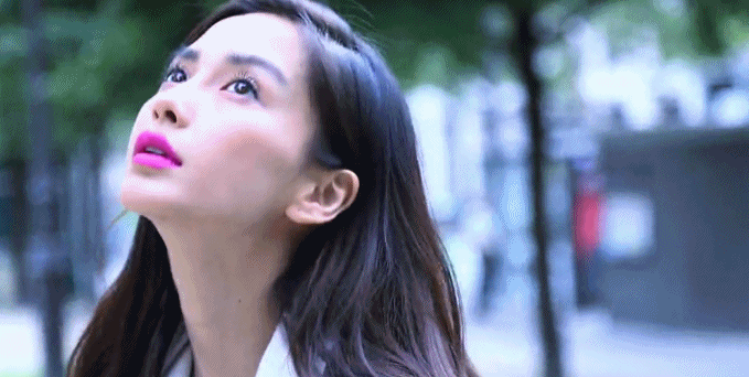 11月27日,angelababy(杨颖)与老公黄晓明一起出席第三届中国电影新