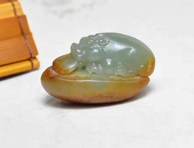 和田玉黄沁皮料,貔貅神兽,寓意财运滚滚 和田玉黄沁皮料,貔貅神兽,寓意财运滚滚