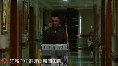 医生垫付6万医疗费 贫困大学生感恩做义工