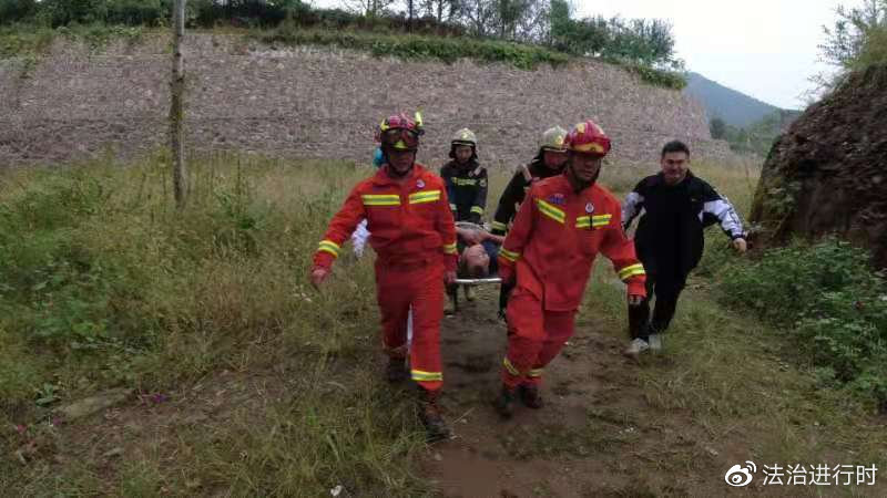 北京突发人员坠崖事件,平谷消防进山救援