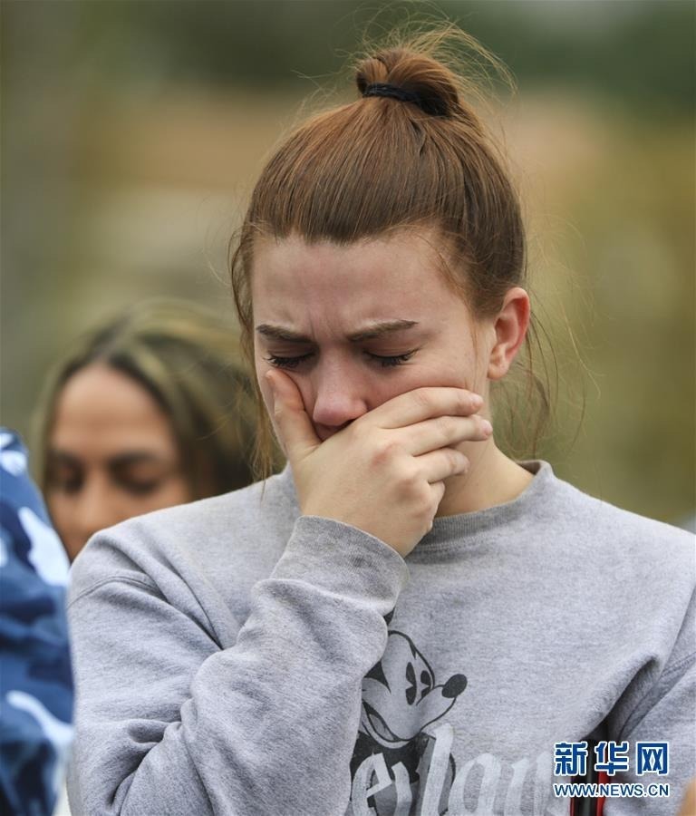 1月26日，在美国加利福尼亚州卡拉巴萨斯市的直升机坠机事故现场附近，一名女子情绪悲痛。新华社记者 李颖 摄