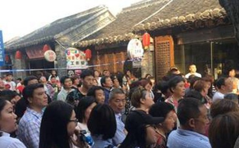 血染父亲节 兴化一男子当孩子的面刺死妻子(图) 血染父亲节 兴化一男子当孩子的面刺死妻子(图)