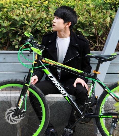 这台车陪伴了王俊凯很多年,高中生活中都离不开他的影子.