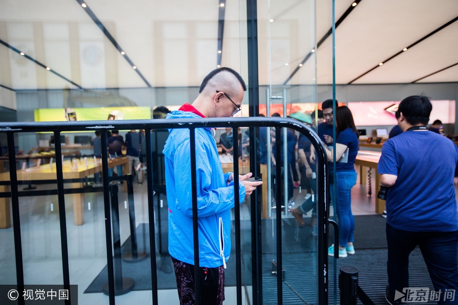 iphone8今日首发门店冷清 保安比顾客多 iphone8今日首发门店冷清 保安比顾客多