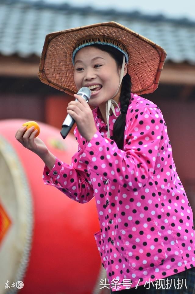 最忘本的草根歌手,成名后假借慈善圈钱被骂惨,网友:滚出娱乐圈