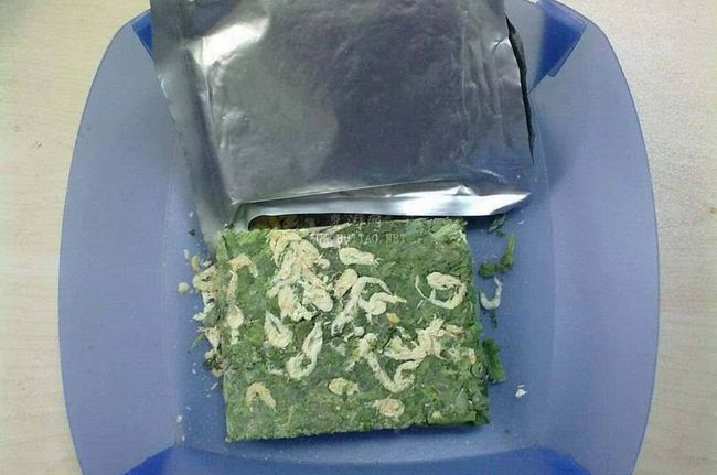 至于脱水菜汤，该成果主要用解决高原、边防、海岛、舰艇等部队在特殊环境下的蔬菜供应问题。本成果的基本原理是根据水的三相变化理论，采用冷冻升华干燥方法，将预处理过的新鲜蔬菜等进行脱水干燥，结合真空充氮、脱氧等新型综合包装工艺，使加工后的产品经长期贮存后再复水，仍能基本保持原有鲜菜的色、香、味、形和营养。