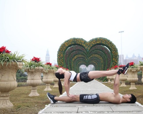 舞蹈生花式秀恩爱 女生露大白腿一字马壁咚男