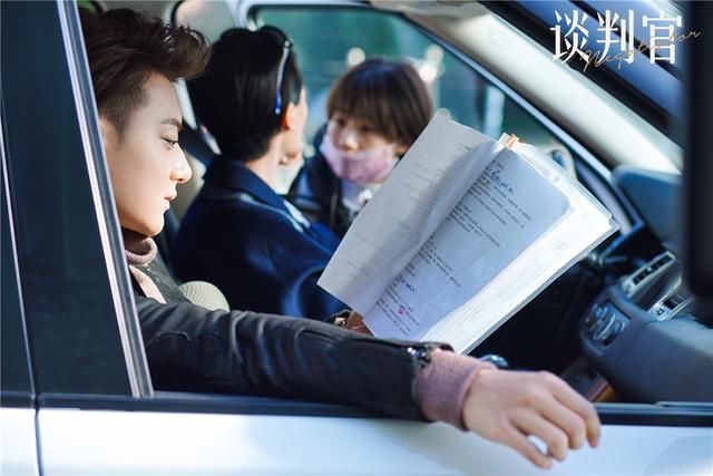 黄子韬求婚杨幂迎《谈判官》结局,两人喜获10