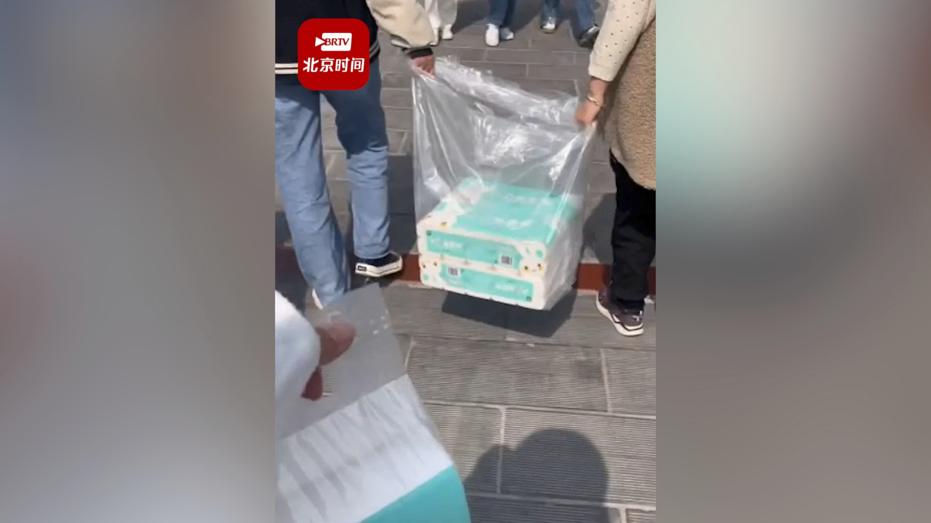 河南一高校女生节为全校女生发卫生纸：每人一提，已持续30年