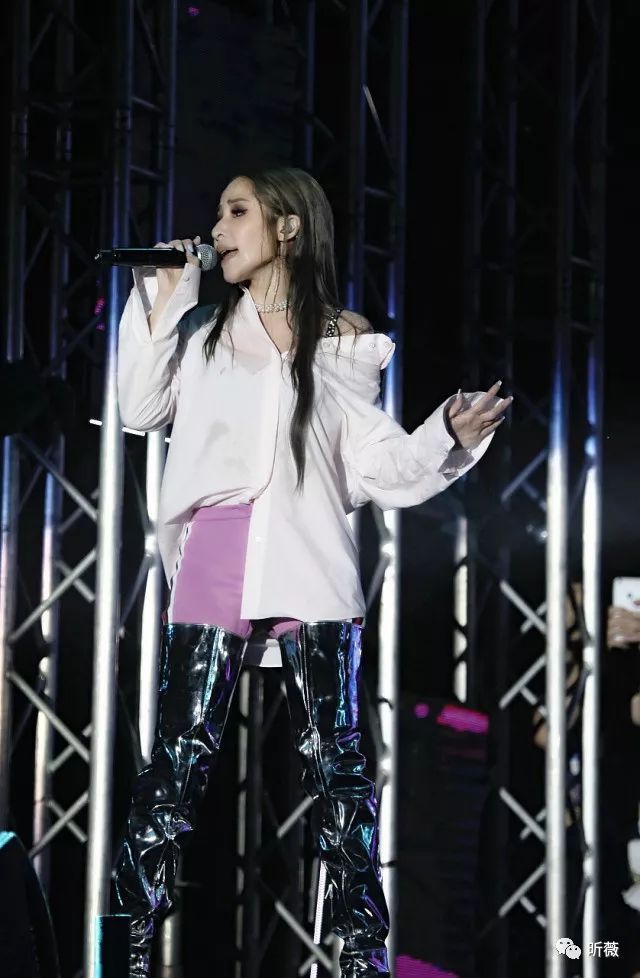 萧亚轩近期参加商演,以灰色格纹西装外套,内搭白色衬衣,脚踩银色金属