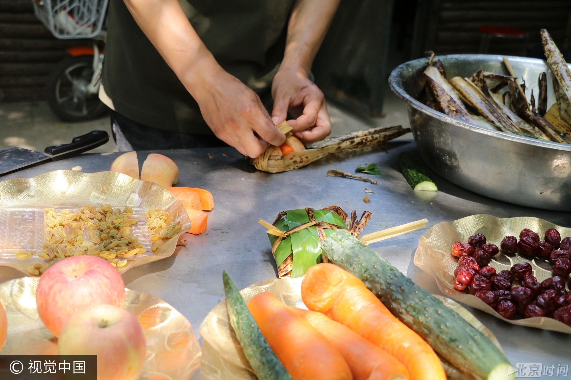 2017年5月26日, 我国传统节日端午节临近,当日,扬州茱萸湾动物园的饲养员用窝窝头、竹粉、苹果等食材为大熊猫、袋鼠等动物精心制作了特殊的粽子,让它们享受美食迎接端午。