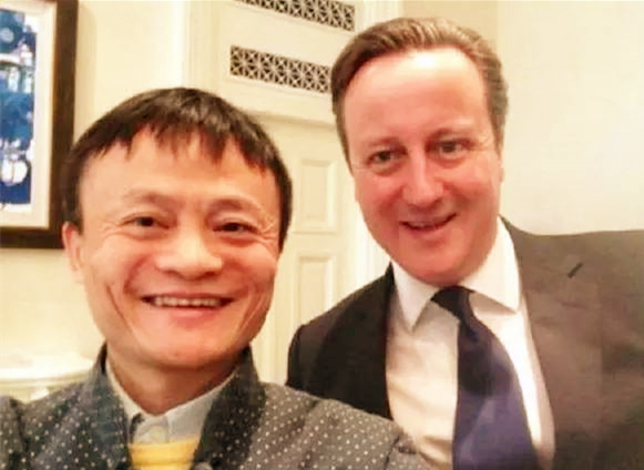 这是3年前马云和时任英国首相的卡梅伦的自拍画面，还被卡梅伦发到了自己的社交网站上面，引起了全球热议，后来马云还出任英国首相特别经济顾问；这让阿里巴巴在和英国伙伴合作时多了一些有利条件。