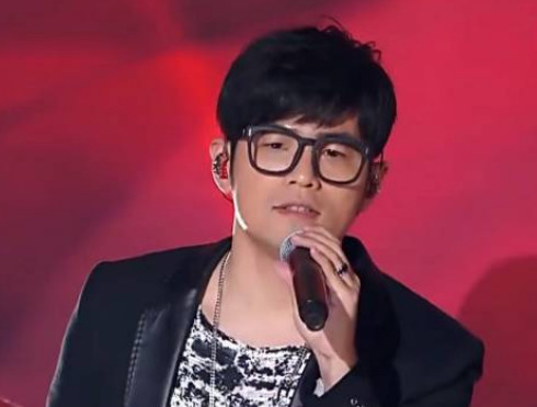 周杰伦带黑色镜框微发福 网友:撞脸李荣浩(图)