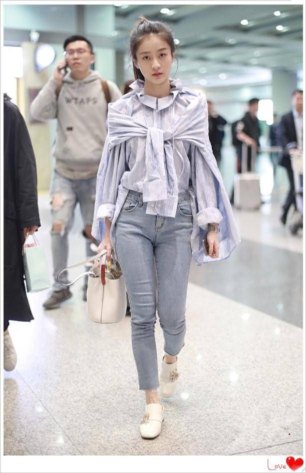 21岁张雪迎厉害!披块布就敢现身机场,网友:这样