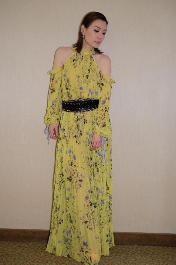 她颁奖礼疑排挤钟嘉欣,因丈夫无工作而狂接戏