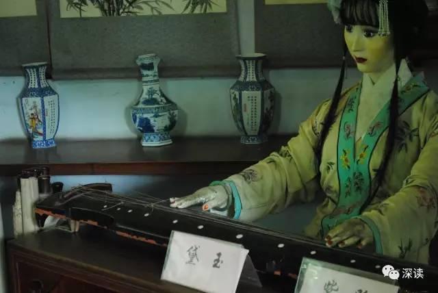 网友质疑黛玉的蜡像上落了一层灰网友认为,大观园其实建造的非常完美