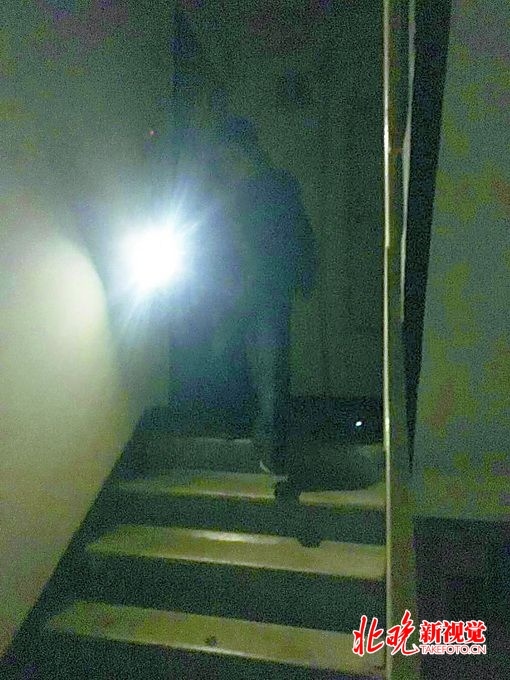 北京丰台开阳里9号楼4单元楼道无声控灯 居民走半截灯黑了 北京丰台开阳里9号楼4单元楼道无声控灯 居民走半截灯黑了