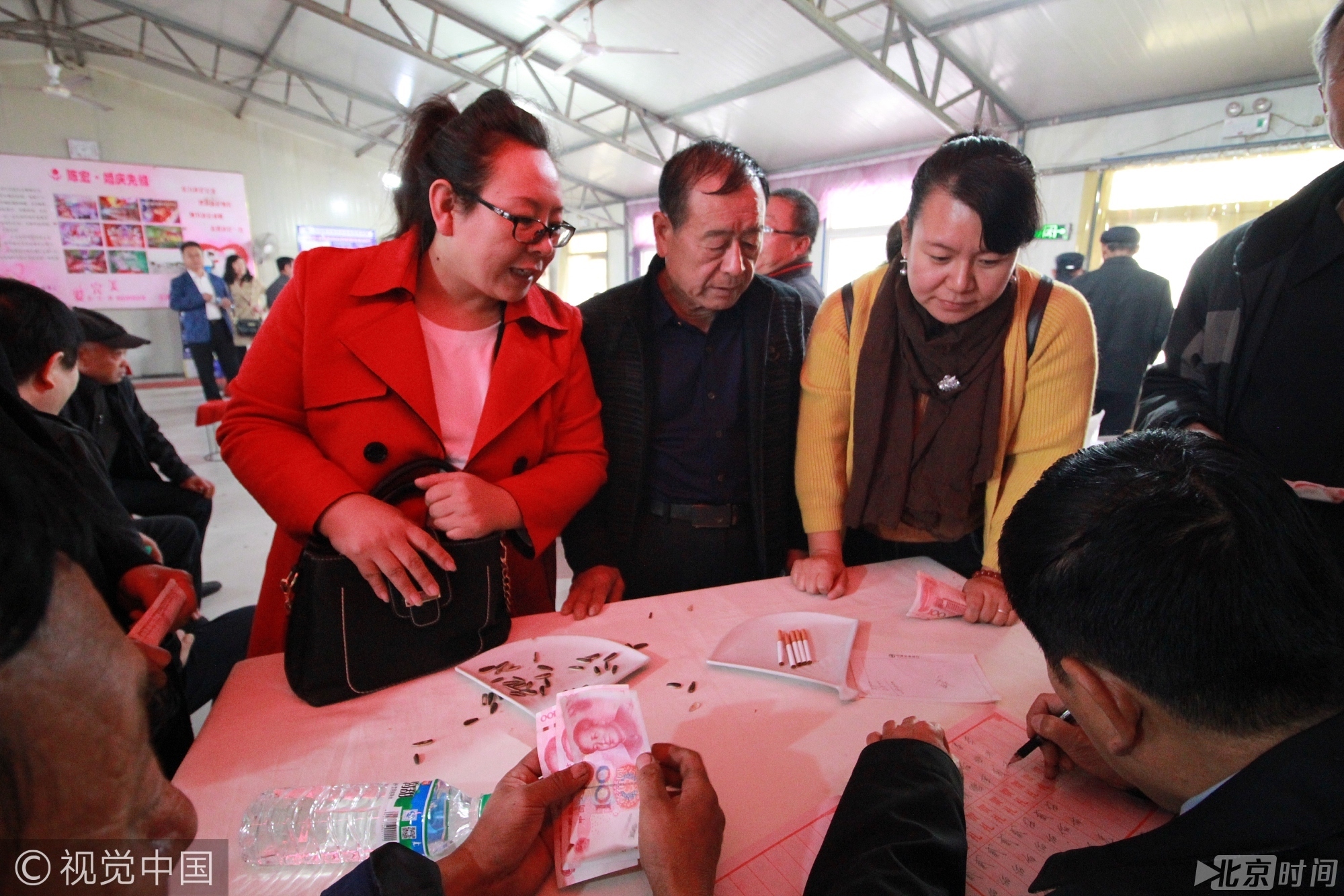 来参加宴席，份子钱自然少不了。