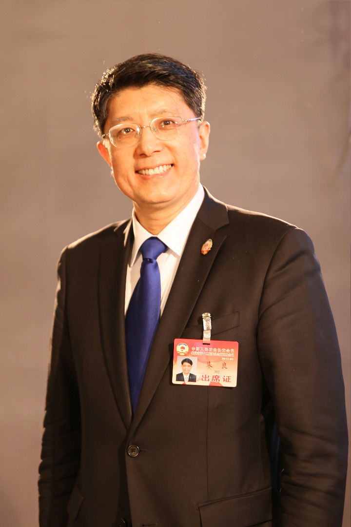 13日的政协会场，北京时间的又一服务亮了，位于会场二层北京时间直播间北侧的北京时间照相馆，从13日开始为委员们拍摄照片，留住记忆。