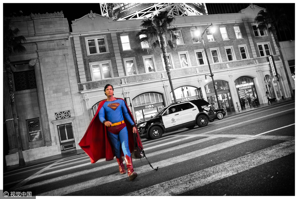 超人本名卡尔-艾尔（Kal-El），出生于氪星（Krypton）。图为克里斯托弗扮演超人走在街头。