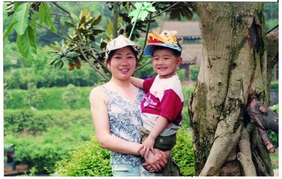 王源2岁时与妈妈的合影  图|受访者提供