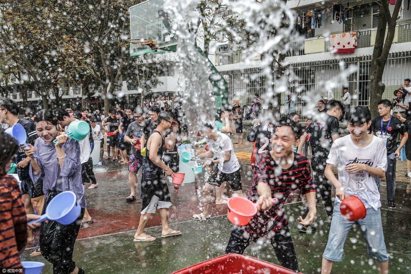 华侨大学举行泼水节 大学生湿身狂欢