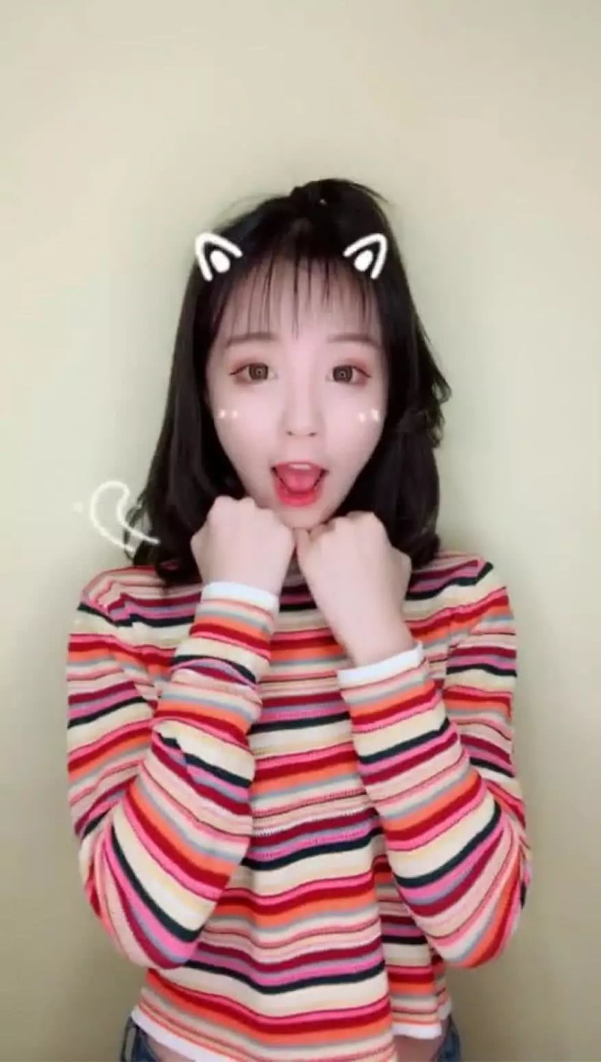 抖音学猫叫又火了,大人沐浴意外入镜,网友:我看