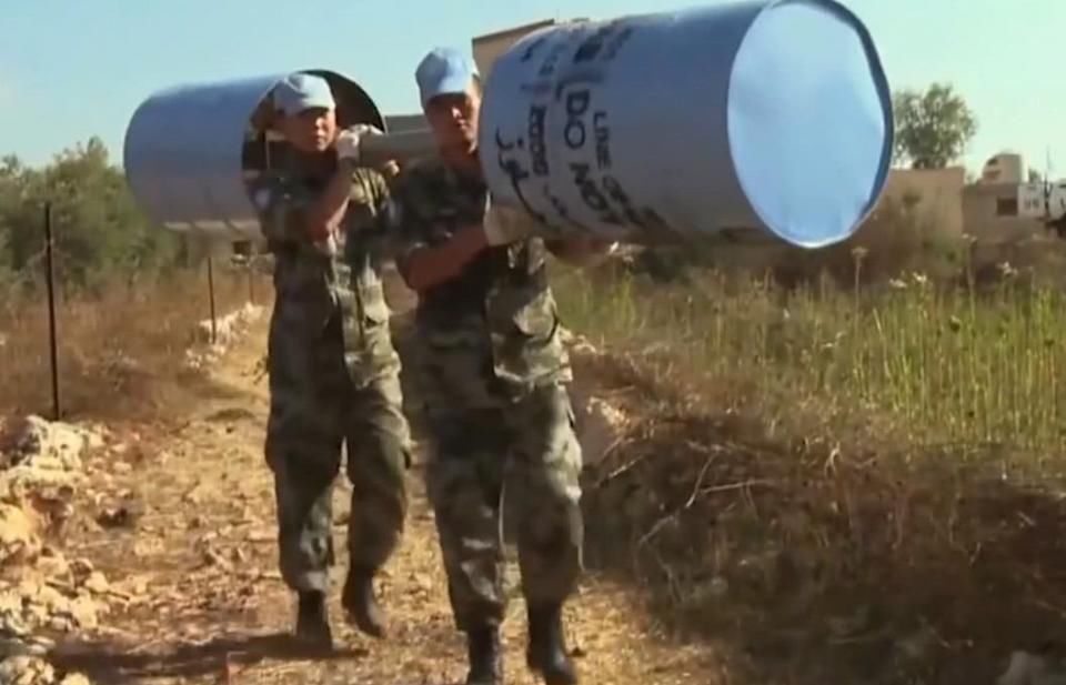 非洲武装人员向中国维和部队交枪 当递给他们