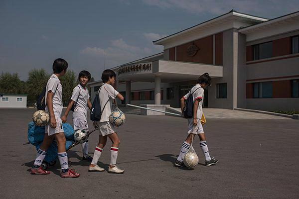 踢足球在朝鲜很吃香,踢得好能获得平壤户口,还