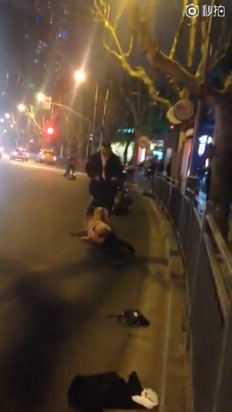 网曝上海醉酒女子当街脱光纠缠外国人
