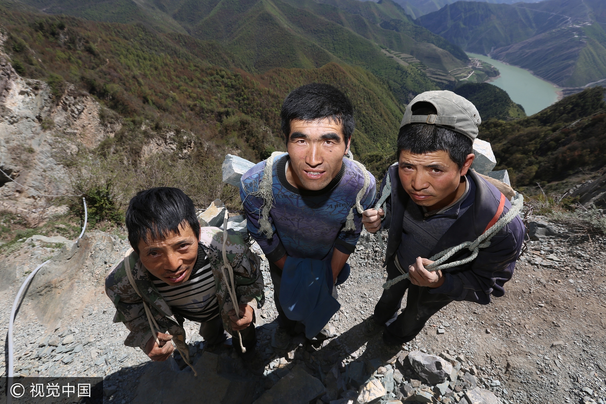 农民高山挖砚 背80斤重料石走悬崖边 农民高山挖砚 背80斤重料石走悬崖边