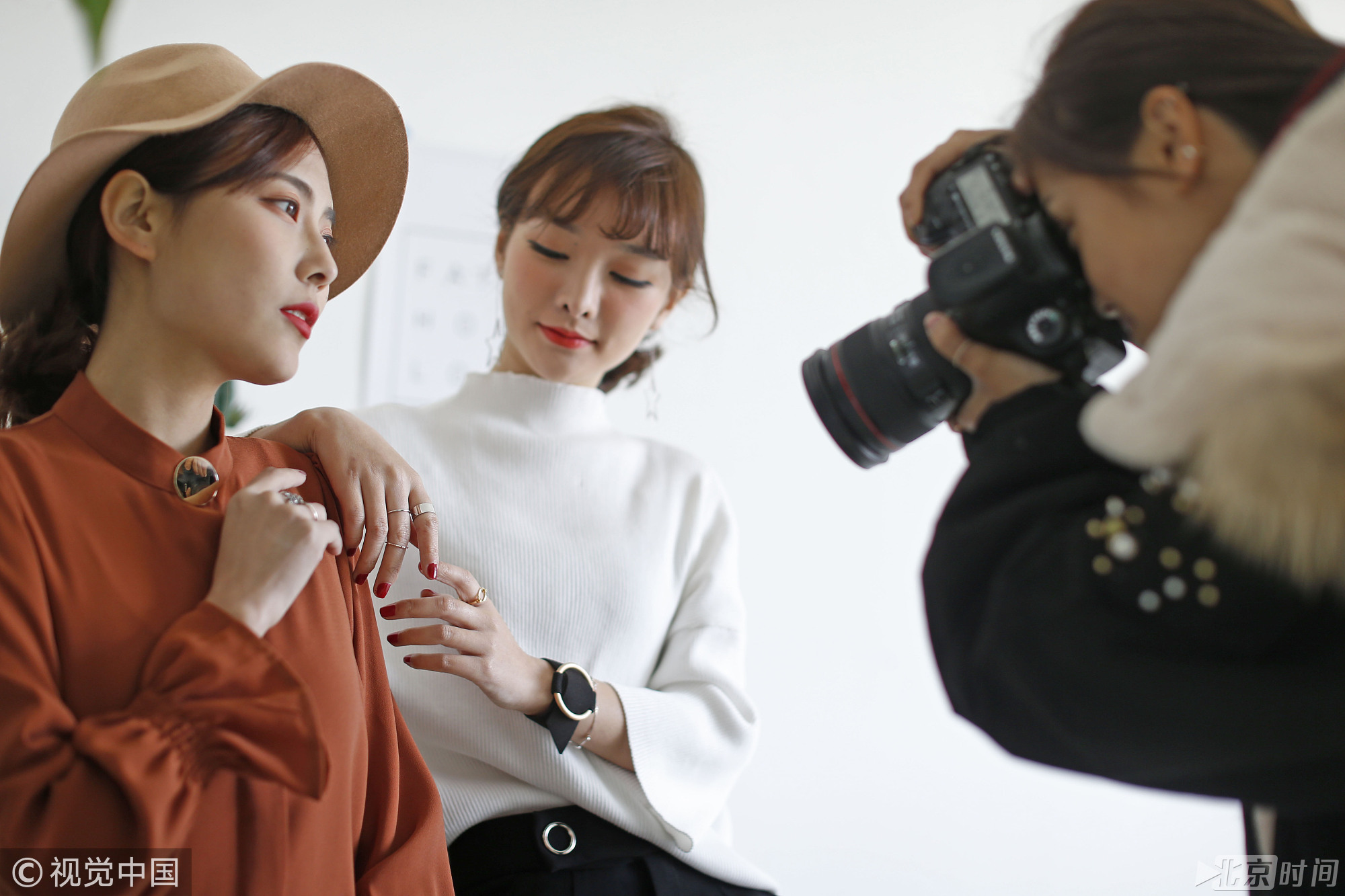 自出道以来，汪梦琪便和摄影师小白开始合作了——每周工作6天，每月两次出省拍摄，每年至少5次出国拍摄，这基本就是她们的工作节奏。 今天的任务是在室内拍40双鞋子。