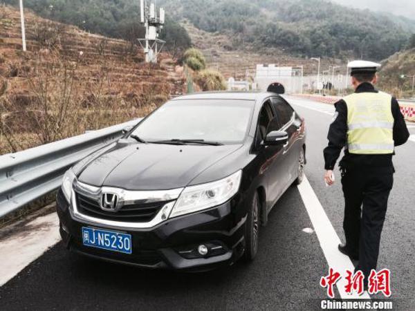 嫌疑车辆被拦截.黄田文摄