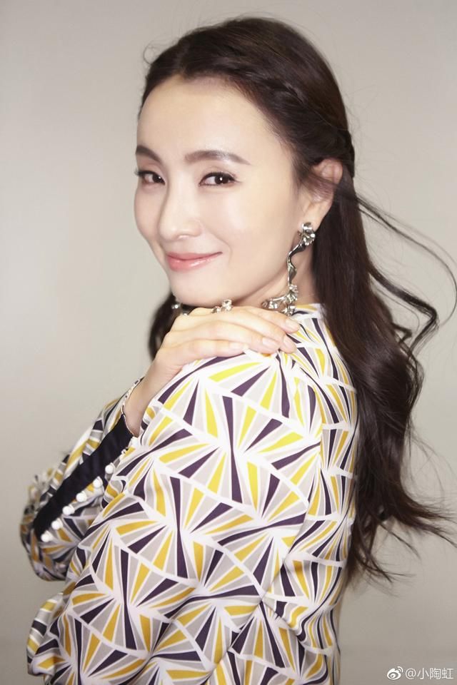 拥有一张典型的瓜子脸,迷离的大眼睛,翘翘的鼻子,饱满的额头.