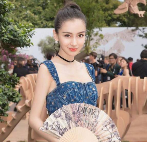 杨颖儿子的正面照曝光，网友们知道后纷纷喊话：这颜值遗传了妈妈