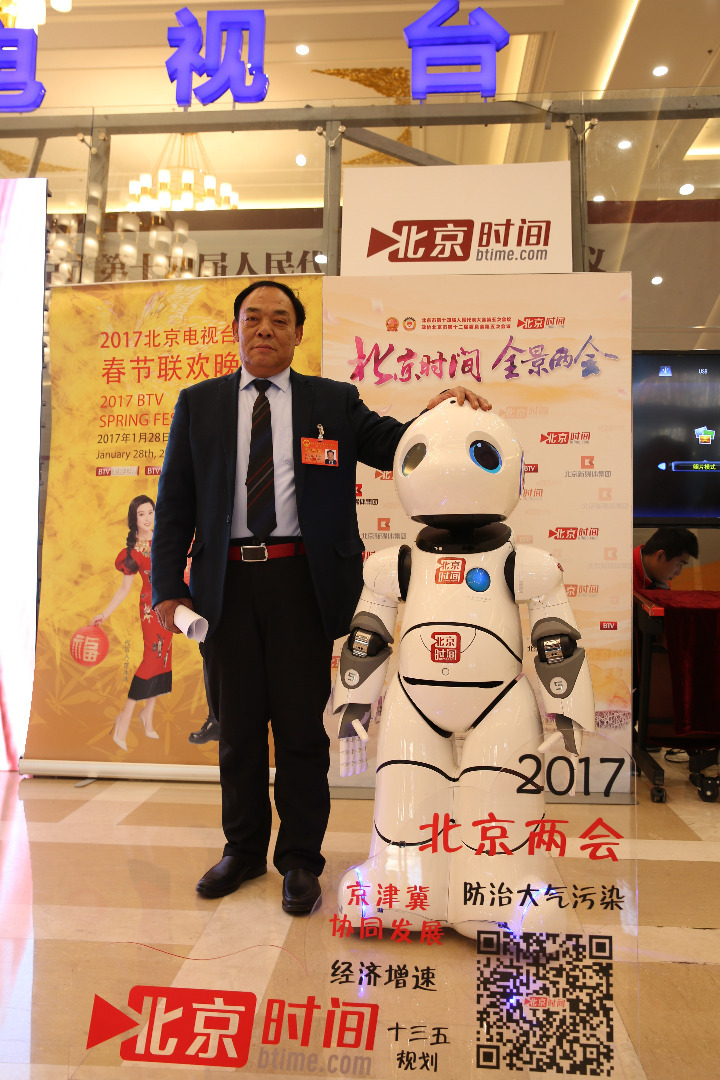 北京市第十四届人民代表大会第五次会议召开，机器人优友作为北京时间特邀记者来到会场，与代表聊天互动、亲密合影，开心时还跳起了炫酷的舞蹈，为大家带来了欢声笑语，收获了众多粉丝。