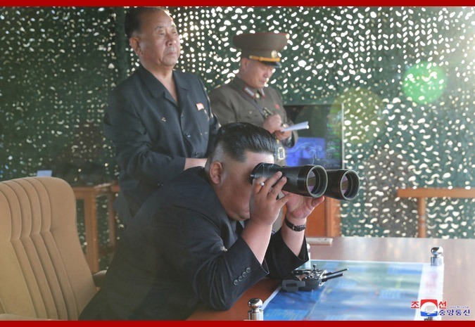 据朝中社25日报道，朝鲜于24日进行了超大型火箭炮试射，朝鲜最高领导人金正恩指导试射。金正恩表示，通过开发新武器，年轻优秀的人才部队正在准备成为朝鲜国防工业发展的好栋梁。由于有优秀的国防科技工作者，朝鲜国防工业将不断得到加强和发展。