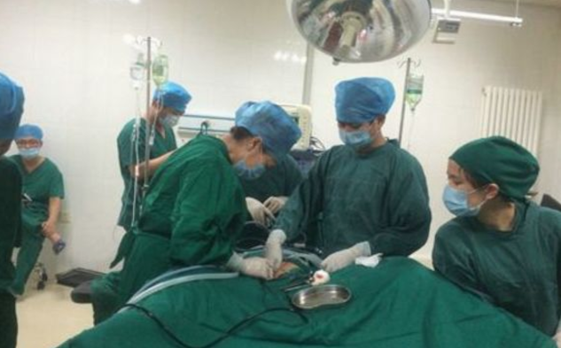 46岁男子去医院割包皮,医生看到他的女友后,立