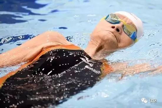 图为长冈三重子正在游泳(图片来源:法新社)