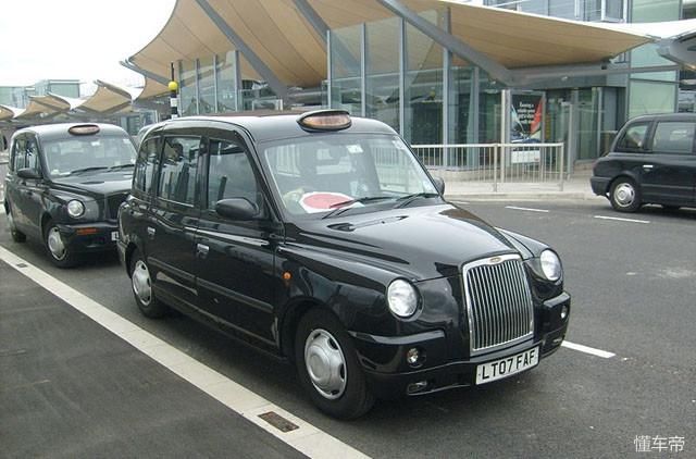 气质美女迪丽热巴开什么车呢?猛一看以为是五