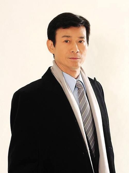 30岁就谢顶,戴了40年假发,年过70照样帅过小鲜