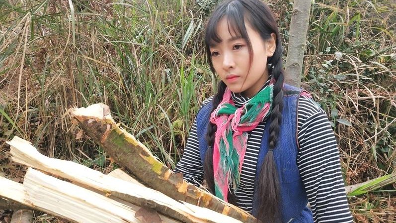 95后山村姑娘背砖劈柴扛大树走红 95后山村姑娘背砖劈柴扛大树走红