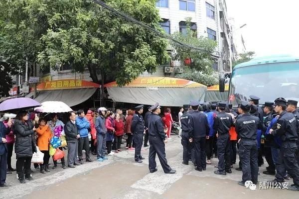 广西陆川公安侦破聚众斗殴案,押解20名嫌犯指