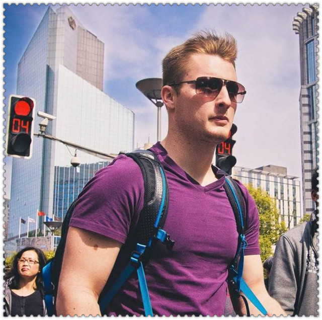 英国小伙在中国旅游,买了3袋泡椒凤爪,第2天就