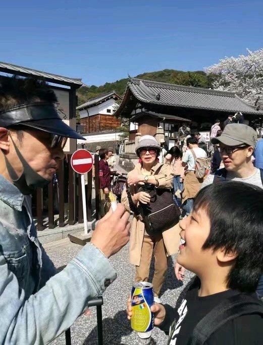 57岁吴镇宇一家近照,老婆年轻时好漂亮,儿子眼