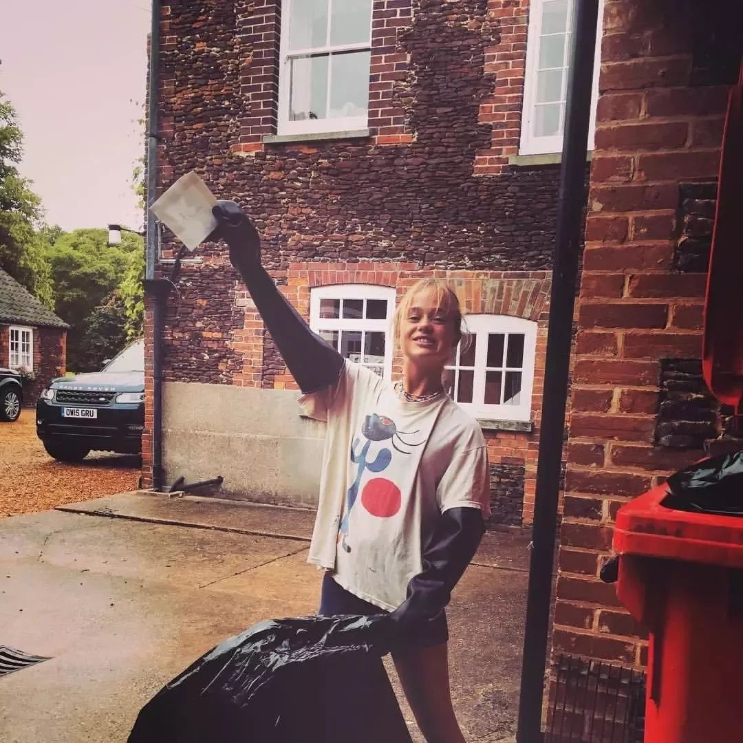 不要以为这样叛逆的Amelia就是一个只会挥霍青春的bad girl，她也会像普通人一样去兼职打工、收拾垃圾。