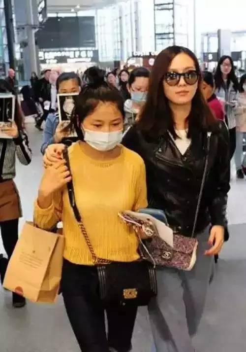 继秦岚让助理跪着举话筒之后,又一明星让助理